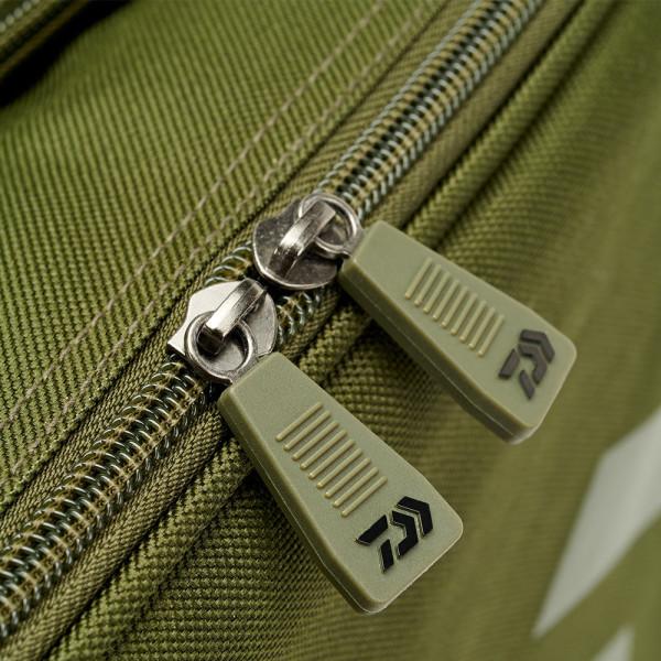 DAIWA Black Widow Compact Tackle Bag detail zipsu